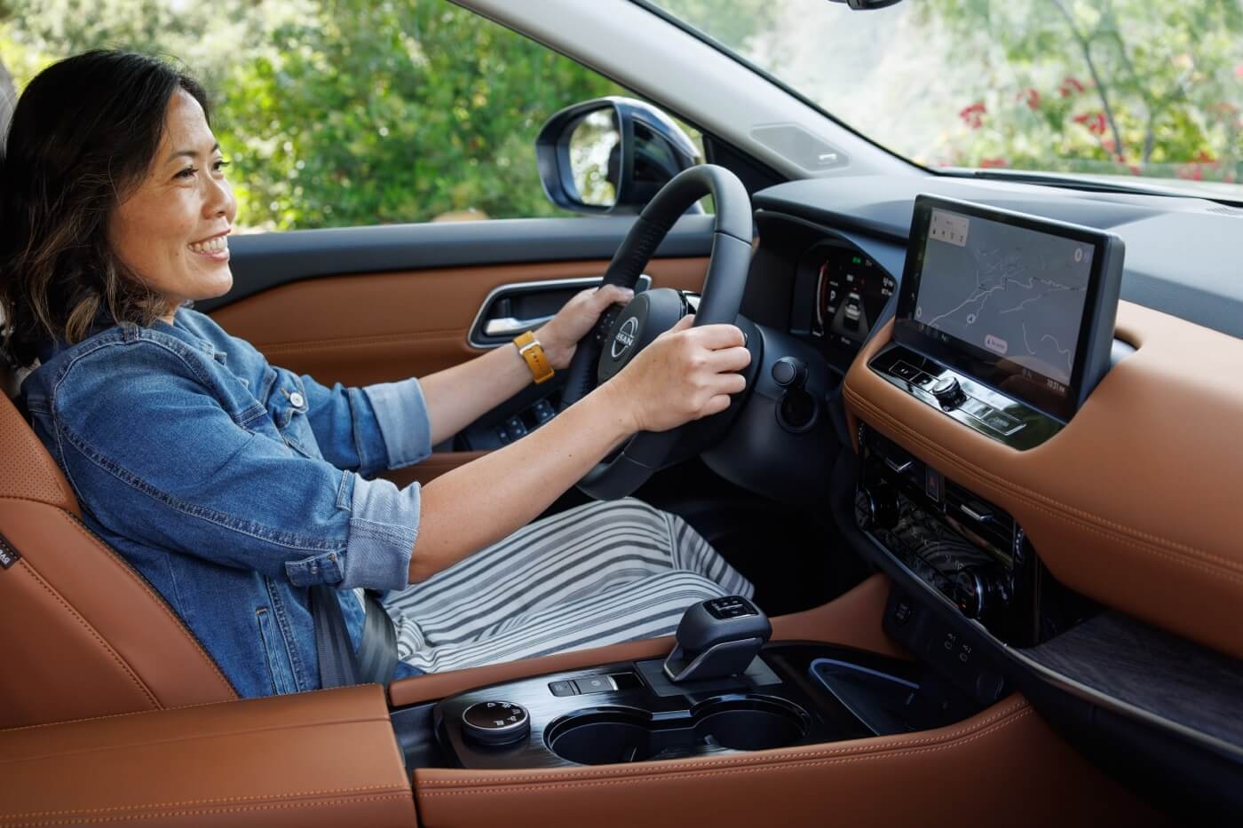 Femme au volant du Nissan Rogue 2024.