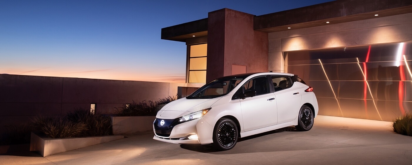 La Nissan Leaf 2024 stationnée à la maison.