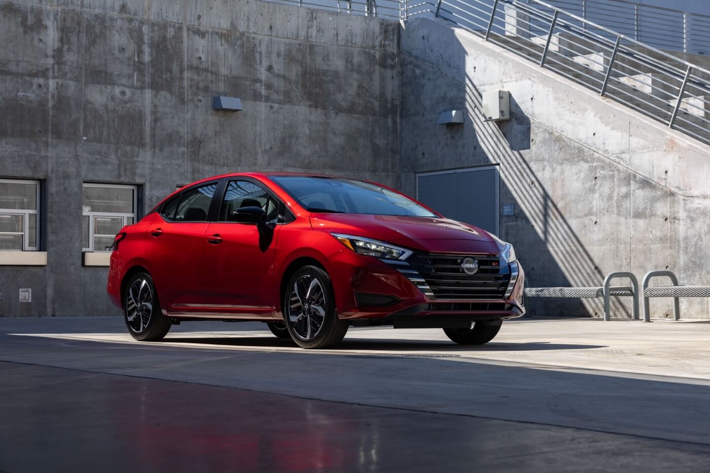 Vue 3/4 avant de la Nissan Versa 2025 à l'extérieur.