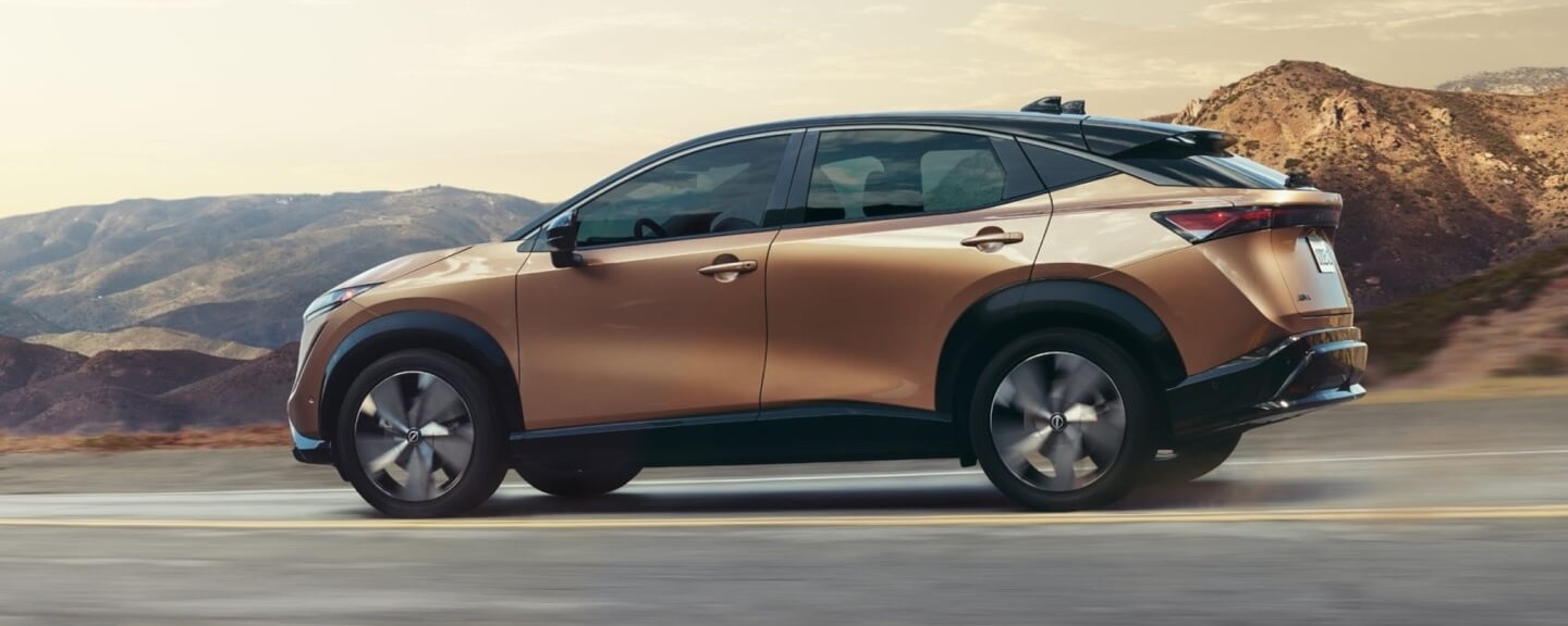 Vue latérale du Nissan Ariya 2025 sur la route.