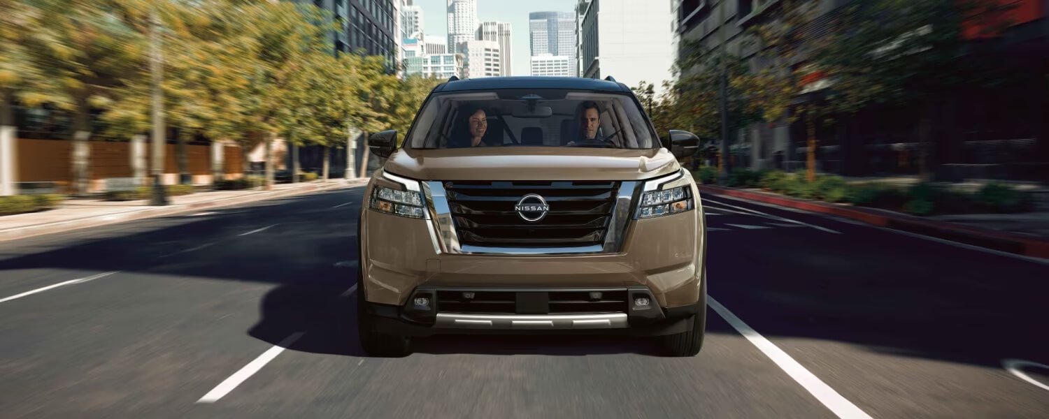 Vue avant du Nissan Pathfinder 2025 transportant une famille.