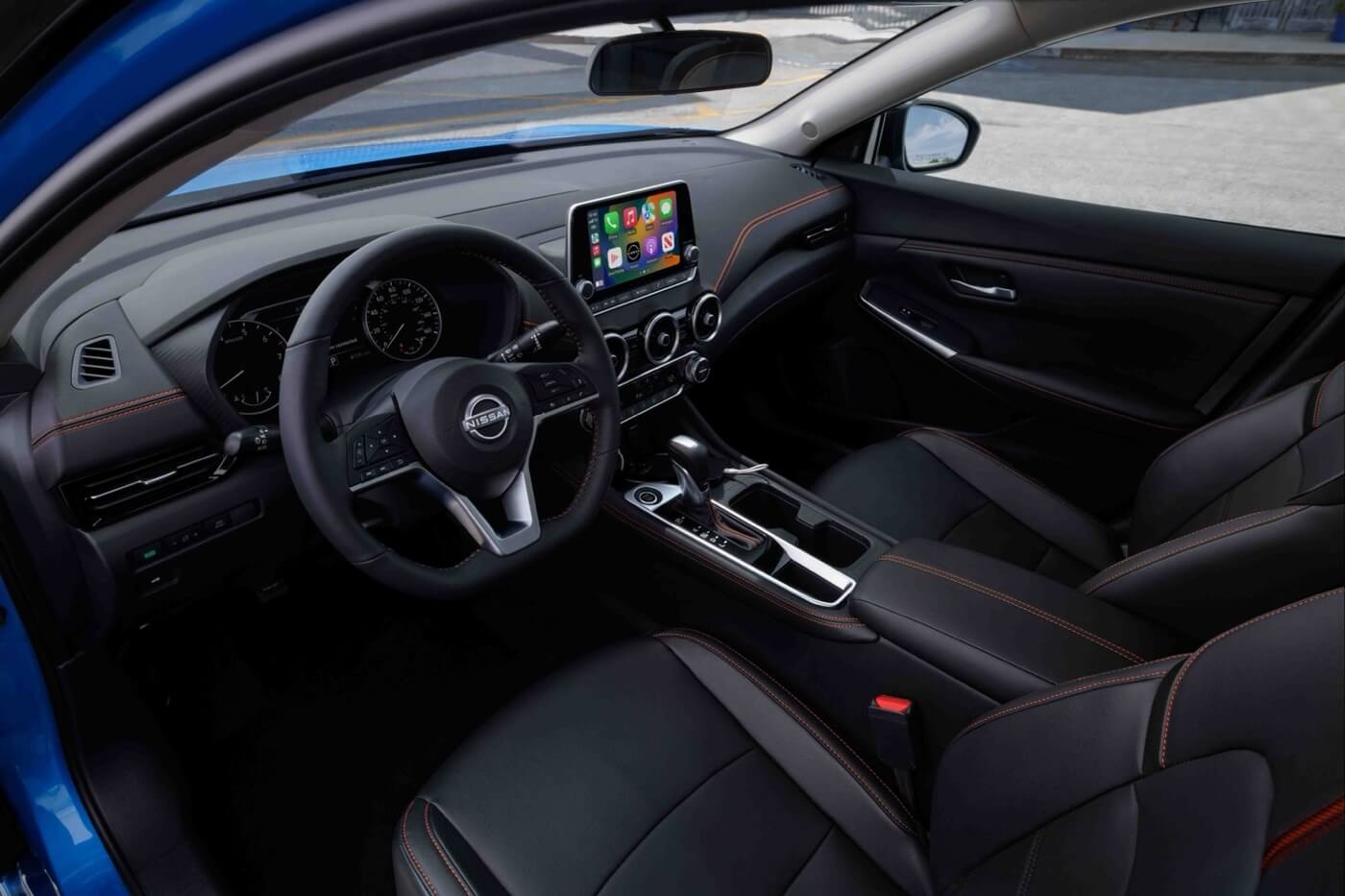 Technologies et commodités à l'intérieur de la Nissan Sentra 2024.