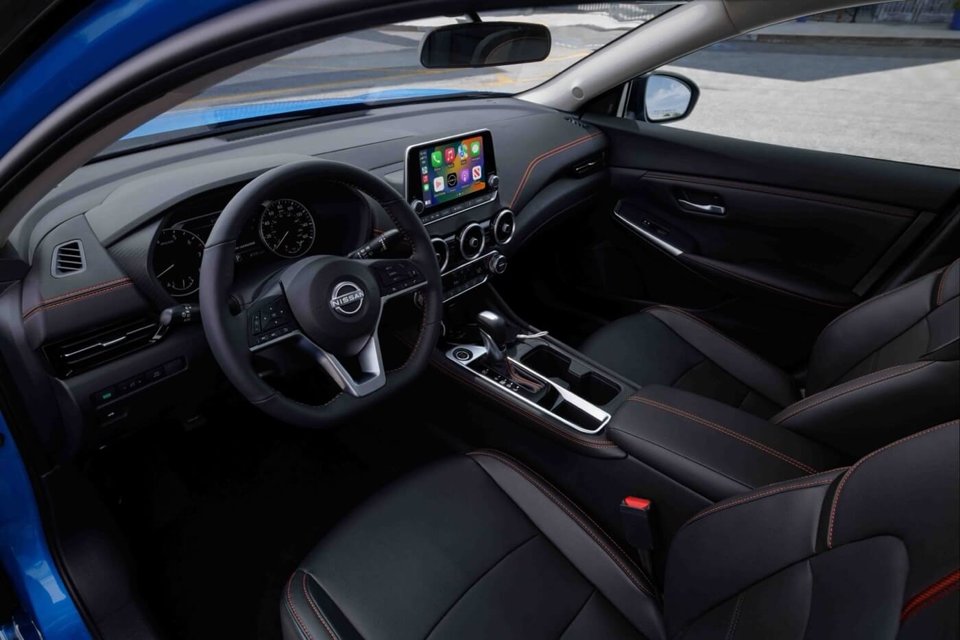 Technologies et commodités à l'intérieur de la Nissan Sentra 2025.