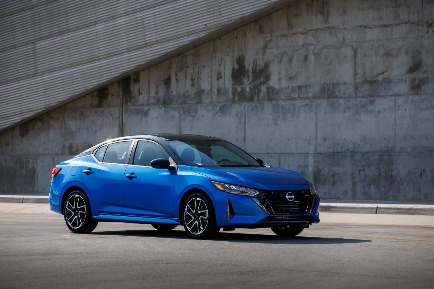 Vue 3/4 avant de la Nissan Sentra 2025 à l'extérieur.