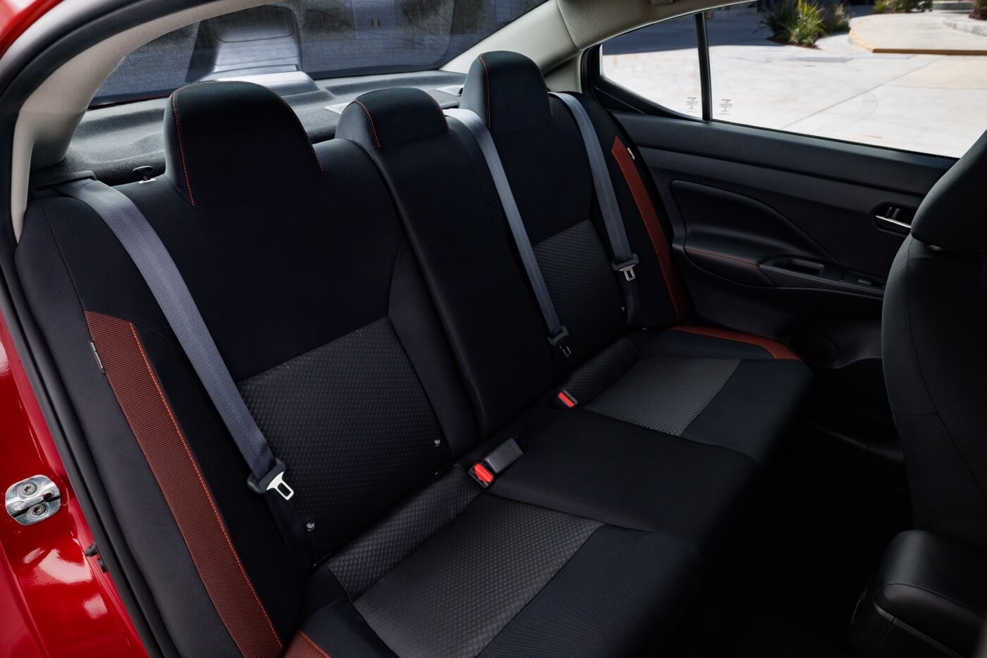 Intérieur arrière de la Nissan Versa 2025.