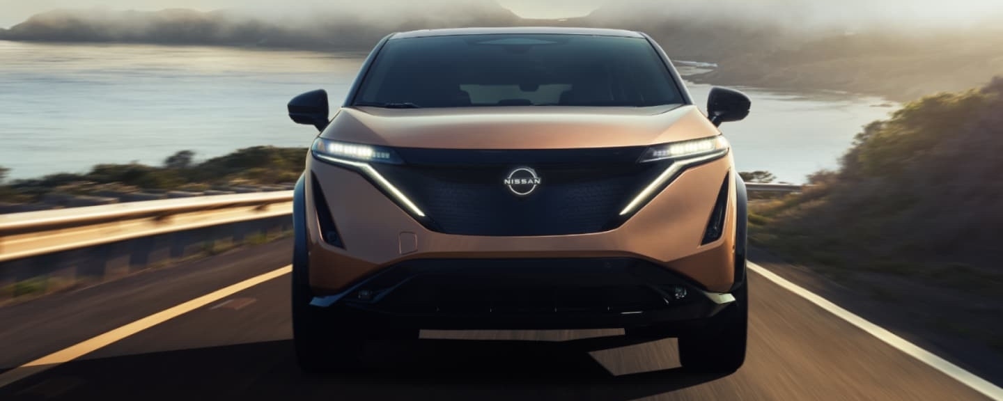 Vue avant du Nissan Ariya 2025 sur la route.