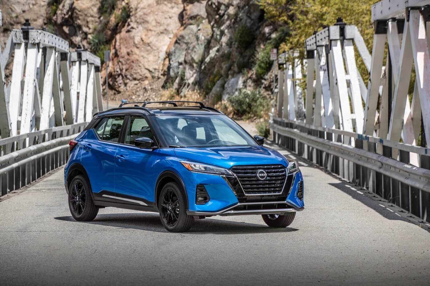 Vue 3/4 avant du Nissan Kicks 2024 garé sur un pont.