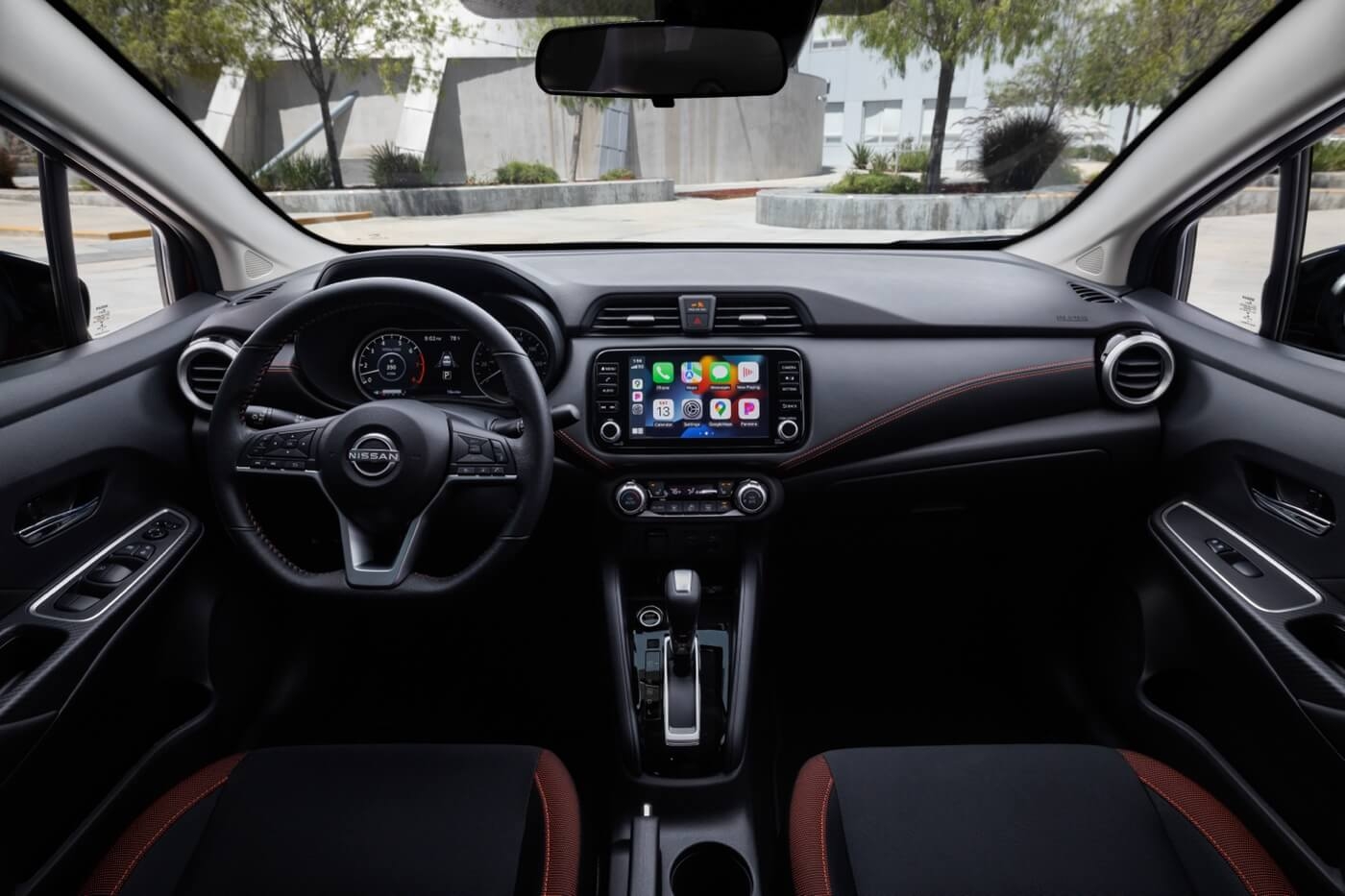 Intérieur avant de la Nissan Versa 2024.