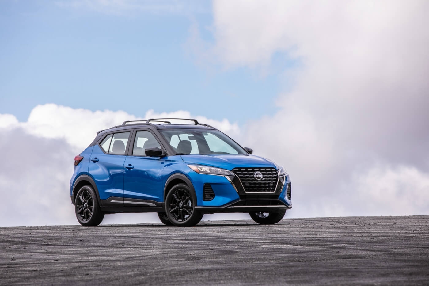 Vue 3/4 avant du Nissan Kicks 2024 à l'extérieur.