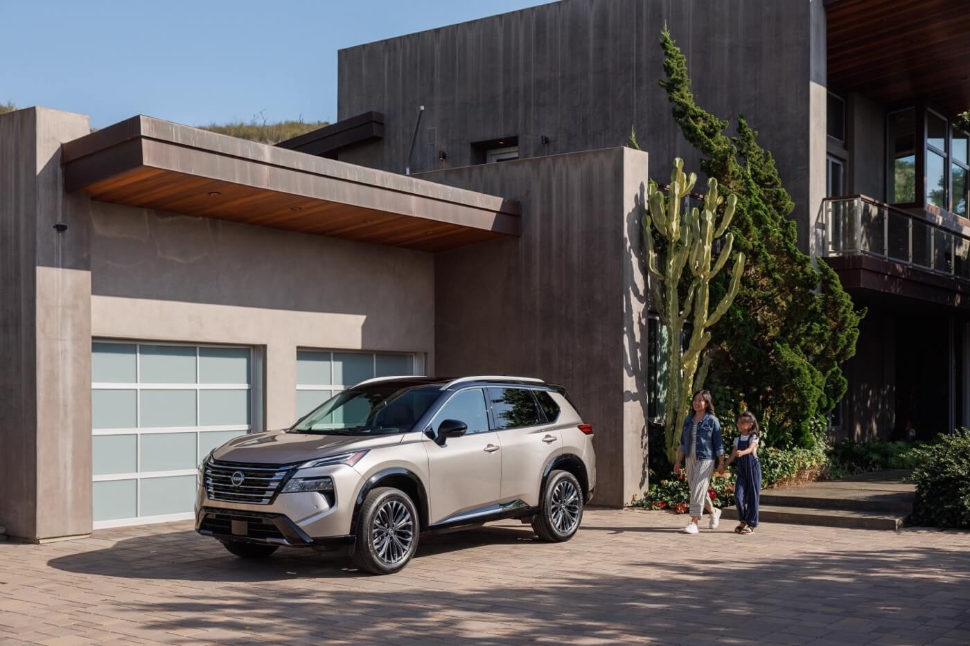 Mère et sa fille se dirigeant vers le Nissan Rogue 2024.